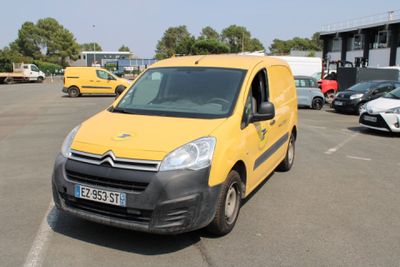 une camionnette jaune garée dans un parking