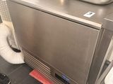 un plan de travail en acier inoxydable sur lequel sont posées des casseroles et des poêles