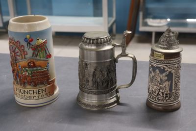 trois chopes à bière posées les unes à côté des autres sur une table