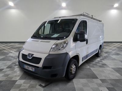 une camionnette blanche garée dans une pièce