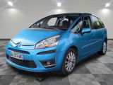 la citrole bleue est garee sur un carrelage en damier
