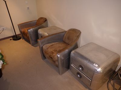 deux chaises et un tabouret dans une pièce
