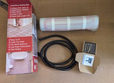 une boîte contenant un rouleau de papier toilette et un tuyau d'arrosage