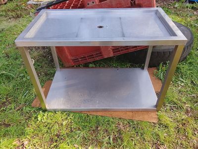 une table en métal posée dans l'herbe
