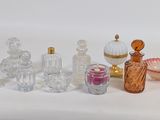 un grand nombre d'objets en verre posés sur une table