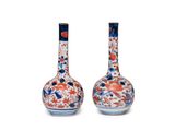 une paire de vases ornés de motifs floraux sur les côtés