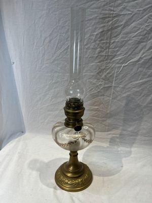 une lampe en verre posée sur une table