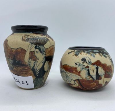 deux vases ornés de motifs asiatiques, placés l'un à côté de l'autre