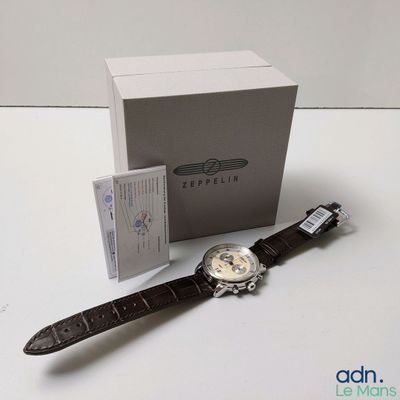 une montre posée sur une table à côté d'une boîte