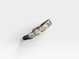 une bague composée de trois pierres, avec trois diamants sur fond blanc