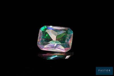 un diamant de couleur émeraude sur fond noir