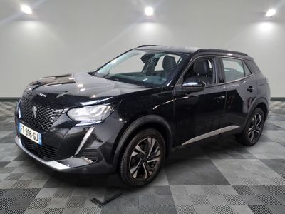 le 4x4 noir est garé sur un carrelage à carreaux