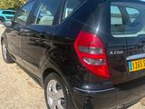 la photo d'une voiture noire garée dans un parking
