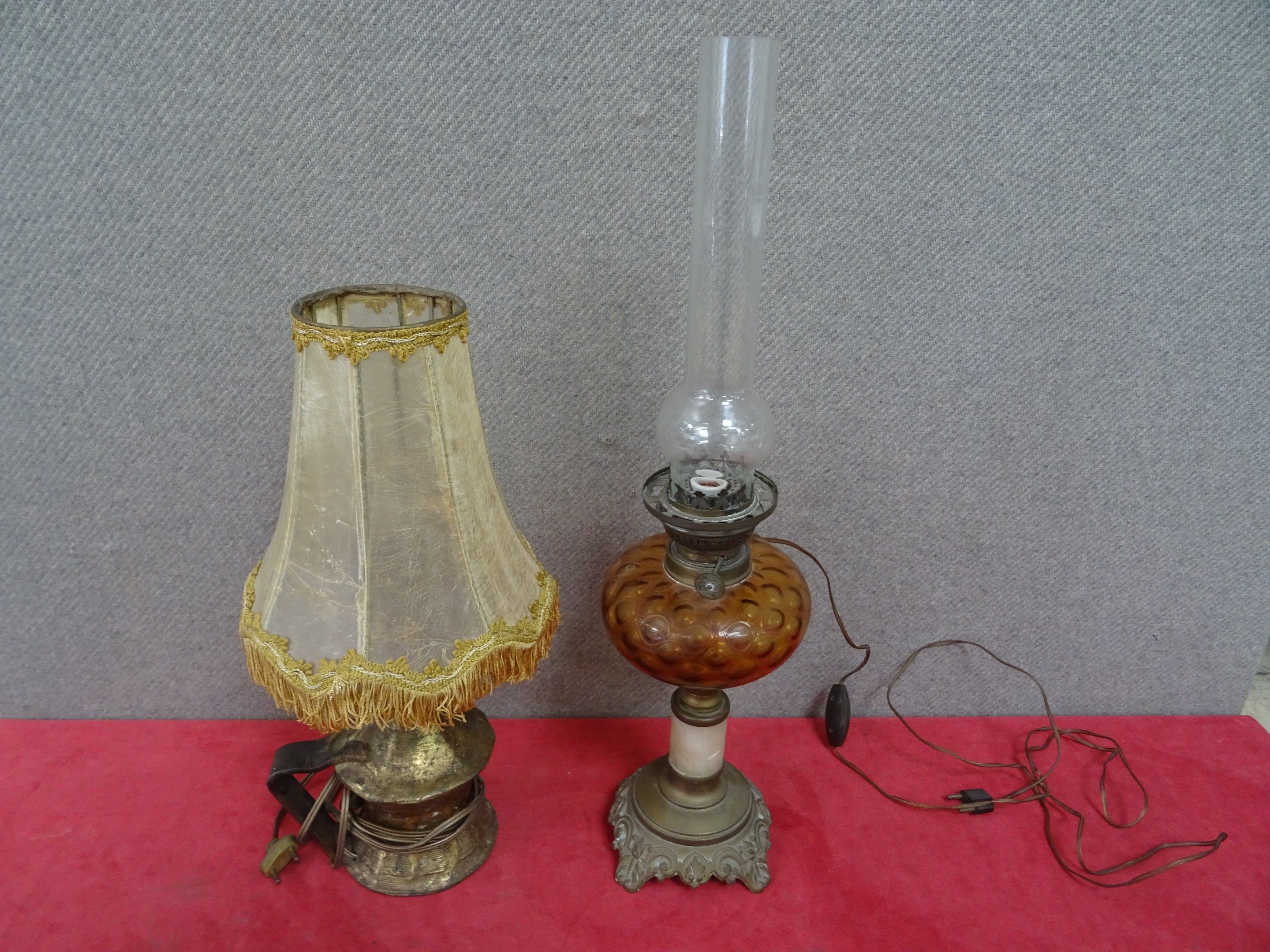 Un lot comprenant une lampe à pétrole et une lampe avec la b…