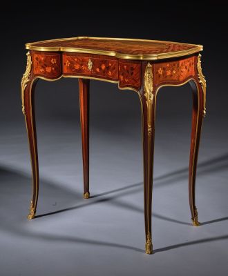 l'image d'une petite table surmontée d'un tiroir