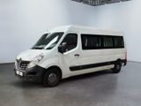 une camionnette blanche garée à l'intérieur d'un bâtiment