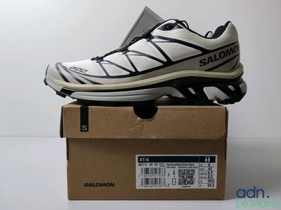 la chaussure est posée sur la boîte, sur la table