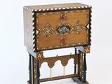 une petite table en bois avec un tiroir