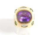 une image d'une bague sertie d'une pierre d'améthorate