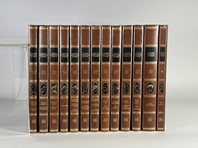un coffret de six livres reliés en cuir marron avec des bordures dorées