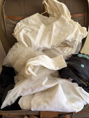 une valise pleine de vêtements et un sac de vêtements