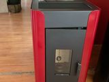 un poêle rouge et noir au milieu d'un parquet