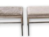 paire de tabourets avec assise rembourrée et pieds en métal
