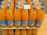 de nombreuses bouteilles de jus d'orange exposées dans un magasin