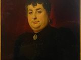 portrait d'une femme en robe noire sur fond rouge