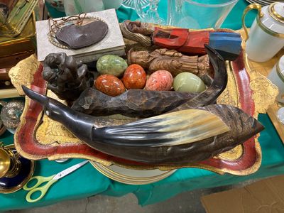 un bol de nourriture posé sur une table, à côté d'autres objets