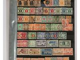 un assortiment de timbres et d'affranchissements exposés dans un cadre noir