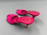 les chaussures roses sont posées sur une surface grise avec un fond argenté