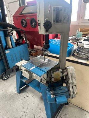 une machine posée sur une table dans une pièce