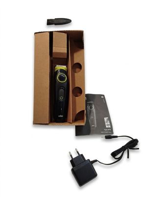 une boîte contenant une télécommande et un chargeur