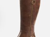 une paire de bottes marron avec une fermeture éclair sur le côté