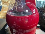 un mixeur rouge posé sur une table