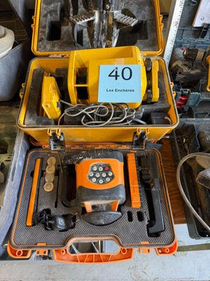 une mallette jaune contenant des outils, posée sur une table