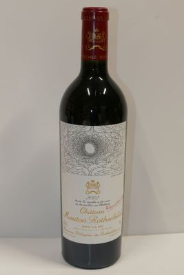 une bouteille de vin posée sur une table