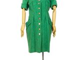 une photo d'un mannequin vêtu d'une robe verte, posé sur un pied