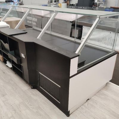 un comptoir surmonté d'une vitrine en verre