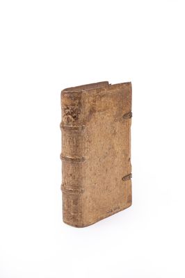 un vieux livre posé sur une surface blanche