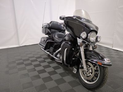 une photo d'une moto noire garée sur un sol à damier
