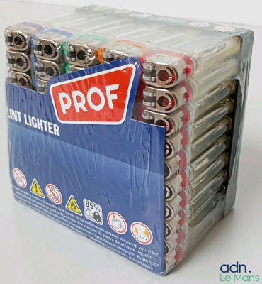une boîte contenant de nombreux types de briquets différents