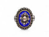 gros plan d'une bague sur fond blanc