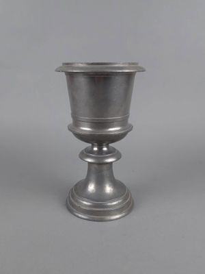 l'image d'une coupe en argent posée sur une table