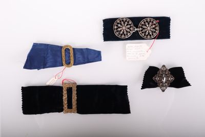 trois pièces de jarretières et une ceinture se trouvent sur une surface blanche