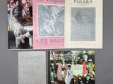 Plusieurs livres et magazines sont posés contre un mur dans une pièce.