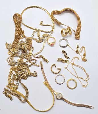 beaucoup de bijoux en or sur une surface blanche