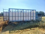 un camion garé au milieu d'un champ