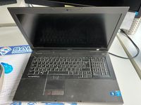 un ordinateur portable DELL avec deux écrans annexes sur bra… (photo 2)